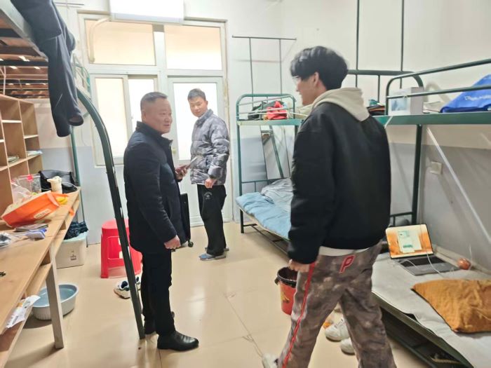 凝心收心启新程 筑牢安全护成长 —— 太阳成城集团tyc234cc部署新学期学生管理工作并开展宿舍安全排查