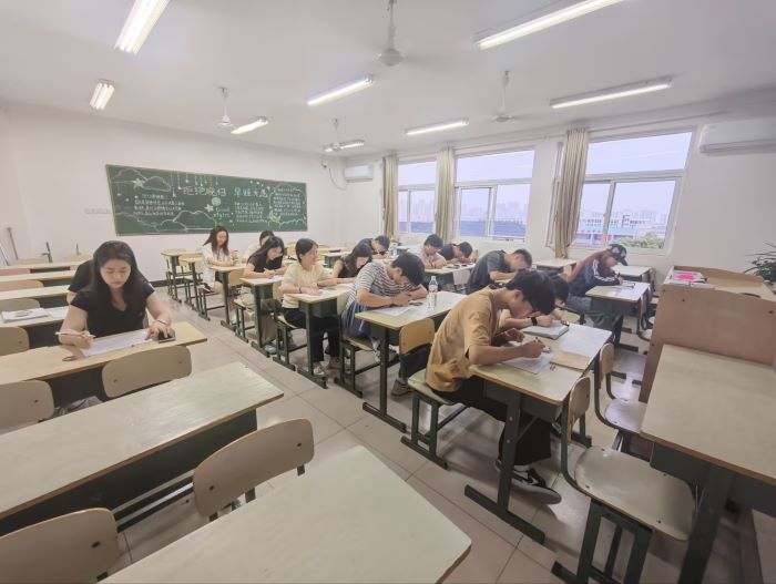 fadc0a24003438889d59be680fd6abbb.jpg 20260513:教育教学-学委座谈会-2 更改后.jpg