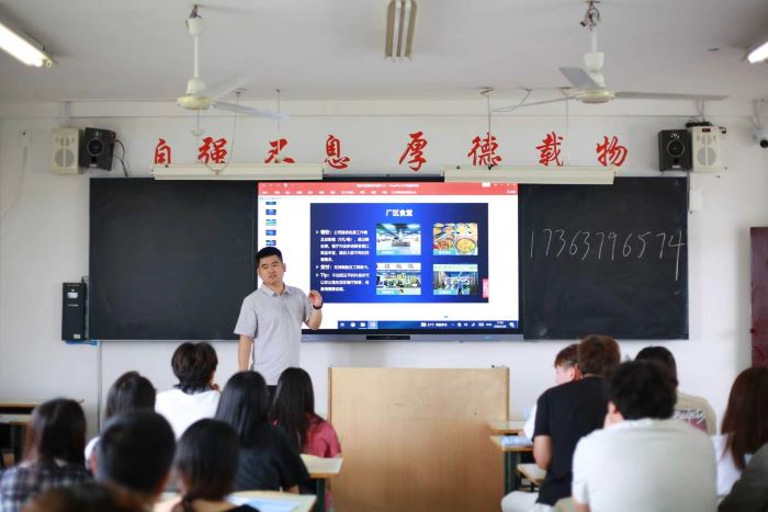 82ed5b5b1a16baf0eea4321e6634e03b.jpg 20260601:学院新闻-招聘会-4 更改后.jpg